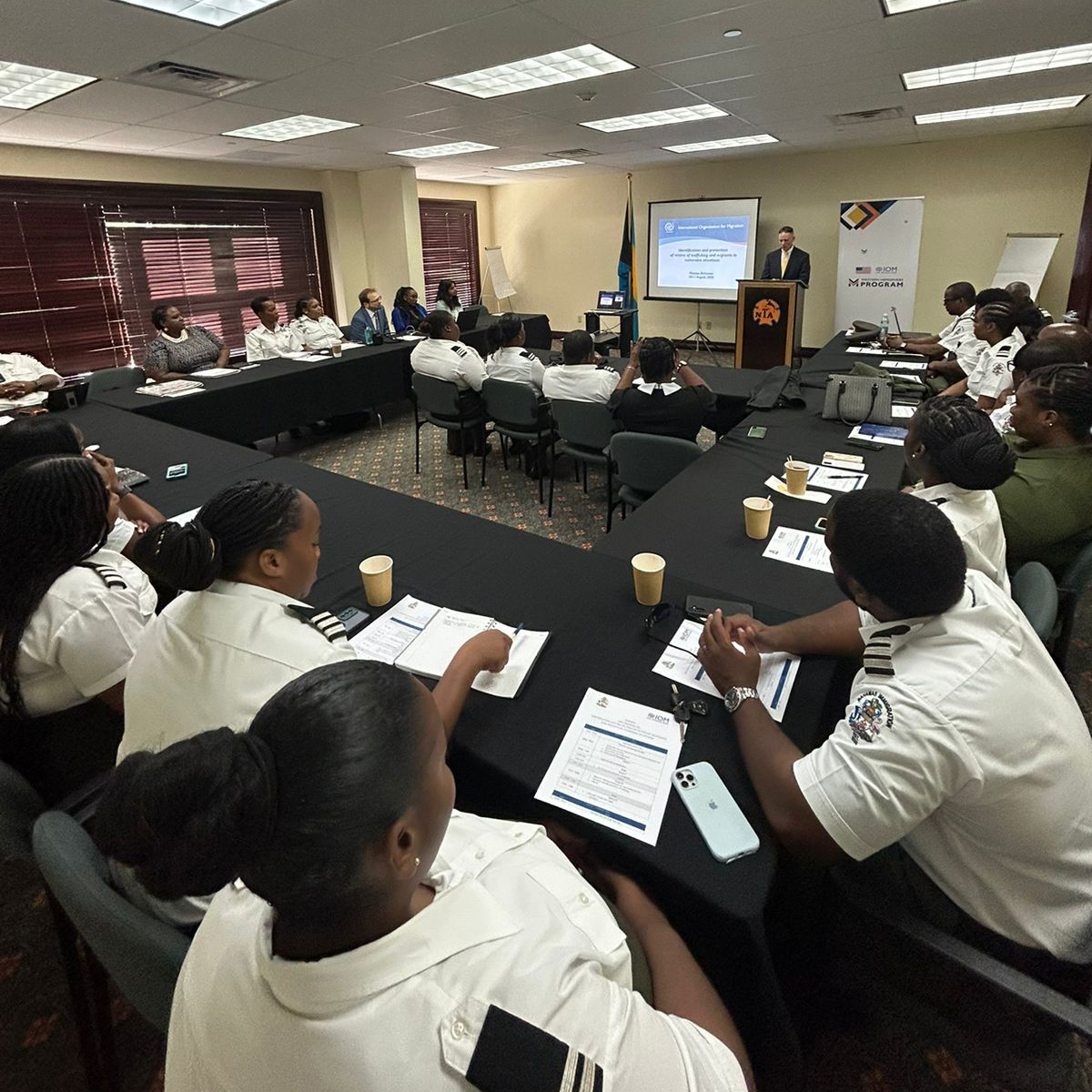 Oficiales de Inmigración de las Bahamas en capacitación con la OIM